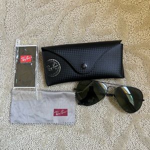 Authentic Classic Ray Ban Aviators black on black *polarized*